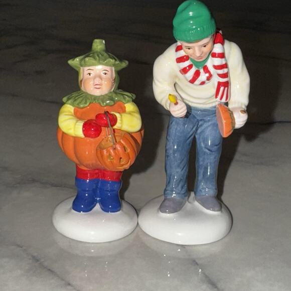Department 56 Snow Village Halloween 55117 Lighting Of The Lantern Figurine Dept - Picture 4 of 6